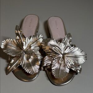 Cecelia New York Lila Gold Metallic Leather Flower Ornament Slides SZ 9.5 New